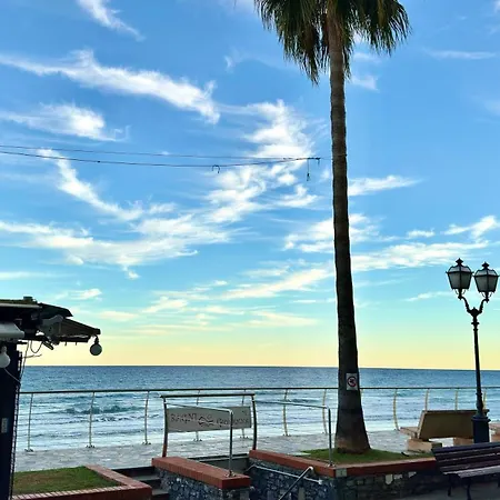 Fronte Mare Ampio Quadrilocale Apartmán Alassio